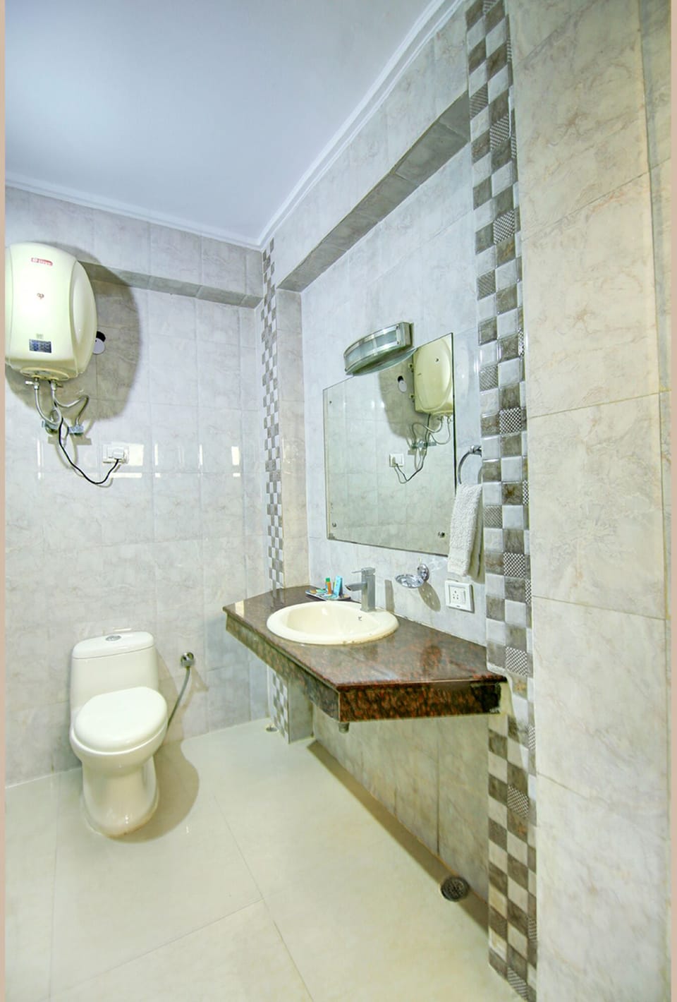 Deluxe Room | Bathroom | Shower, free toiletries, towels