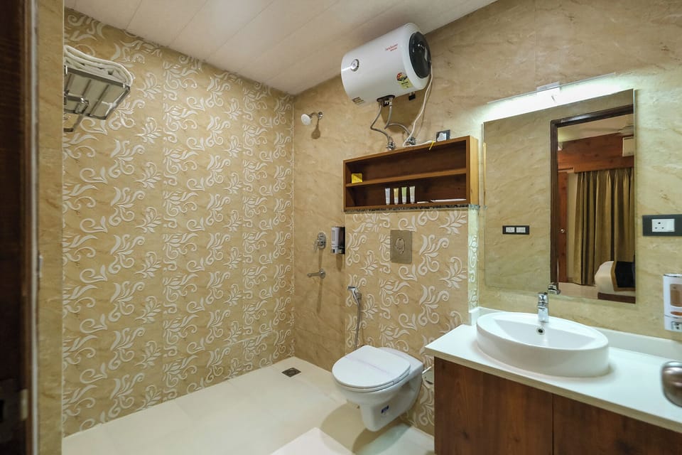 Luxury Suite | Bathroom | Shower, free toiletries, slippers, towels