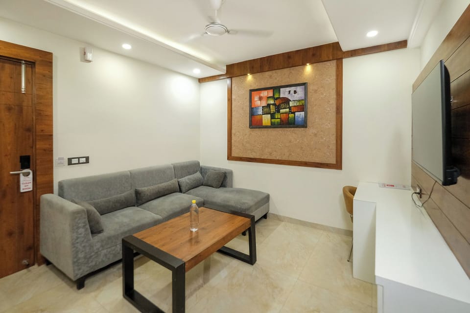 Luxury Suite | Egyptian cotton sheets, premium bedding, desk, free WiFi