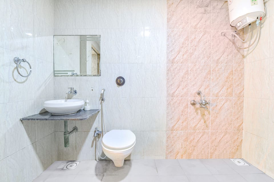 Premium Room | Bathroom | Shower, rainfall showerhead, free toiletries, towels