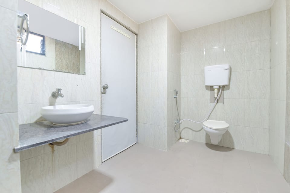 Deluxe Room | Bathroom | Shower, rainfall showerhead, free toiletries, towels
