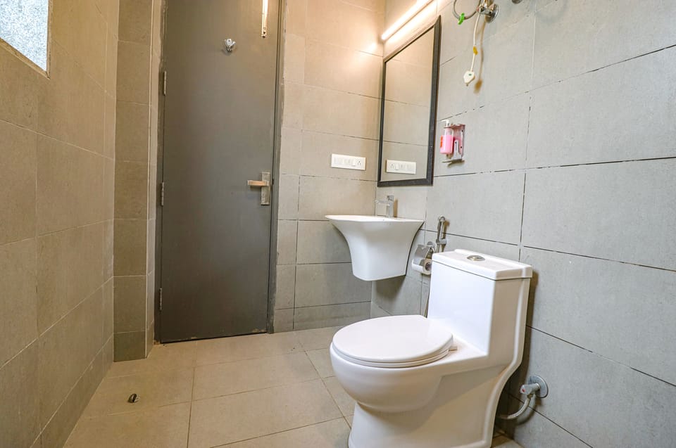 Deluxe Room | Bathroom | Shower, rainfall showerhead, free toiletries, towels