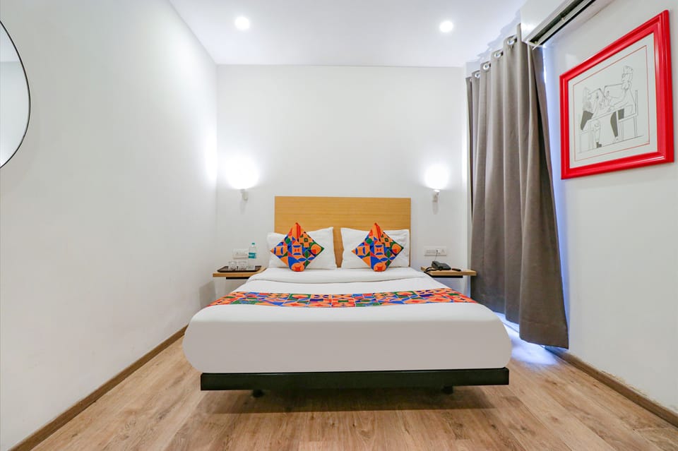 Egyptian cotton sheets, premium bedding, in-room safe, desk
