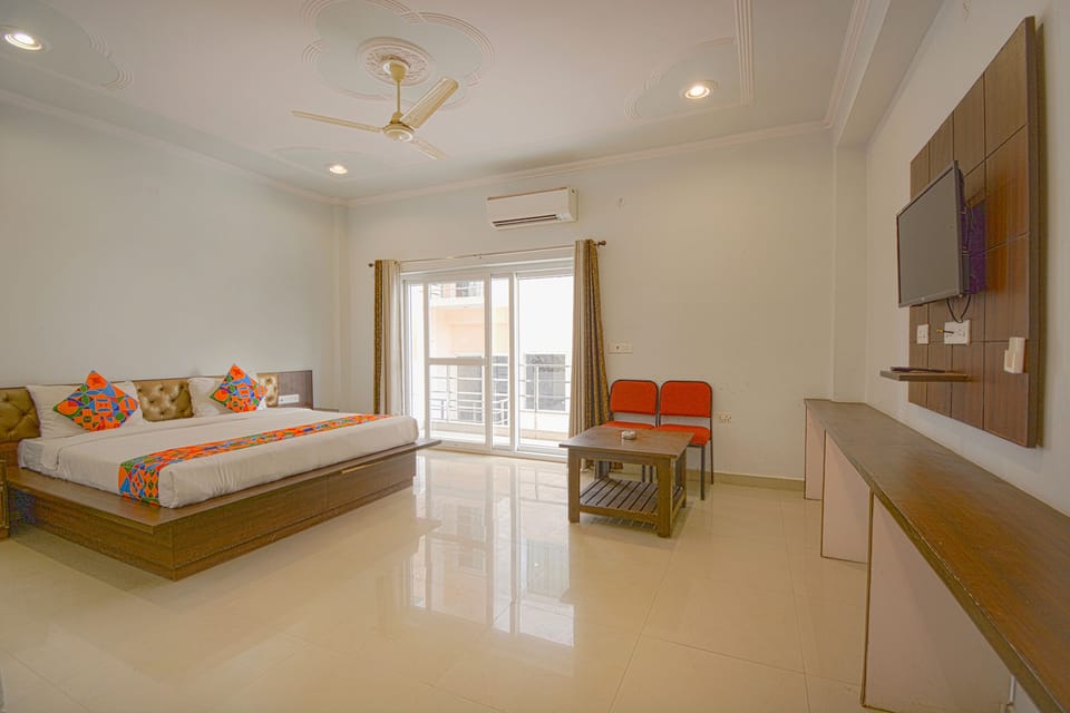 Deluxe Room | Egyptian cotton sheets, premium bedding, in-room safe, desk