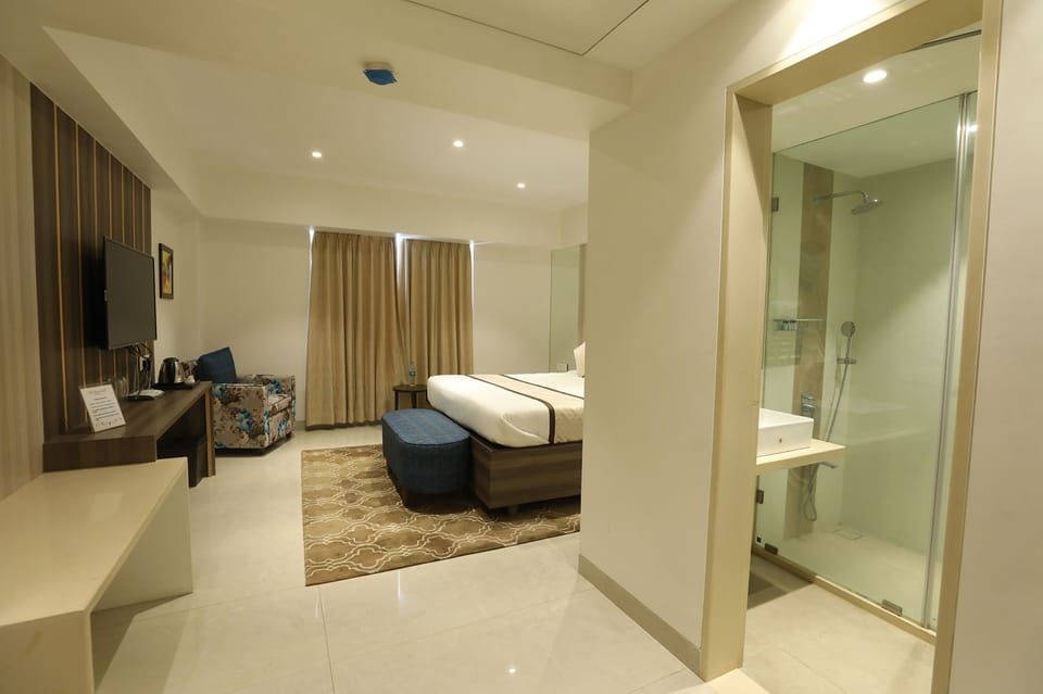 Egyptian cotton sheets, premium bedding, in-room safe, desk