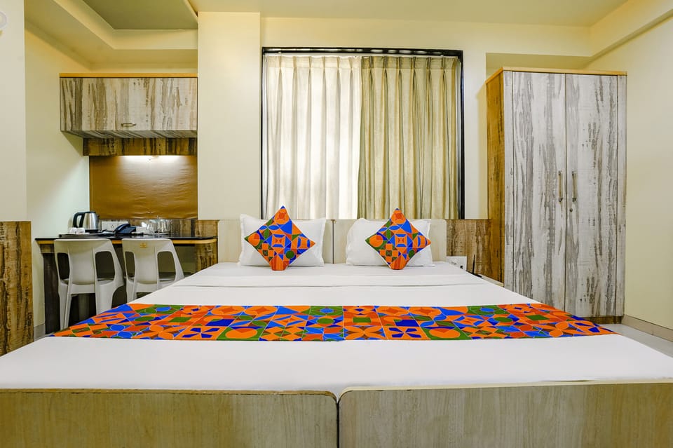 Premium bedding, in-room safe, free WiFi, bed sheets