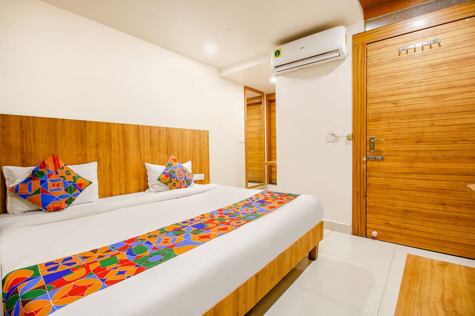 Egyptian cotton sheets, premium bedding, in-room safe, desk