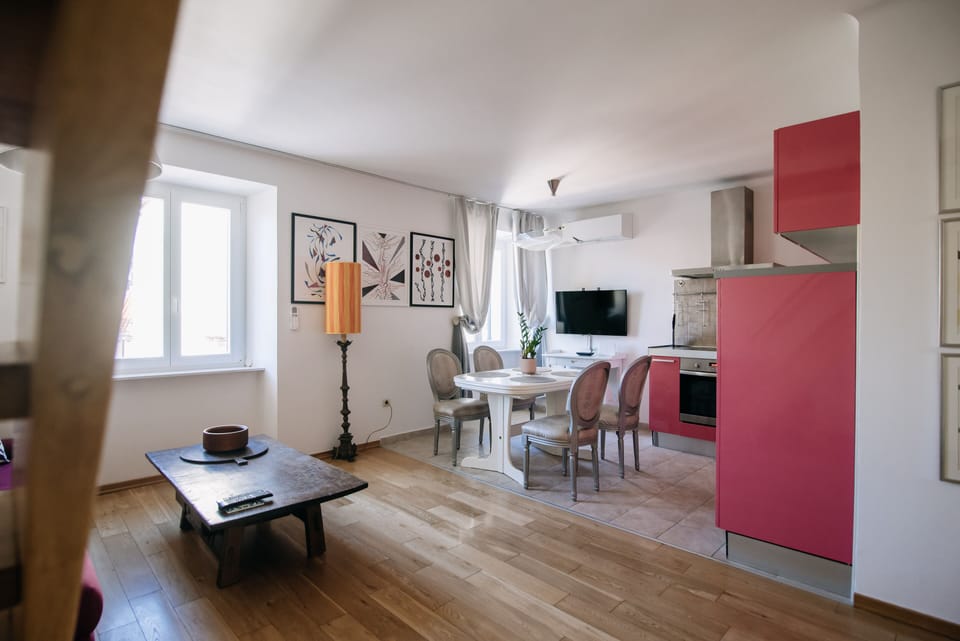 Panoramic Apartment | Living area | 81-cm Smart TV with cable channels, TV