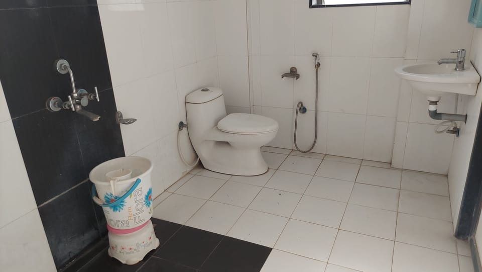 Superior Room | Bathroom | Shower, rainfall showerhead, towels