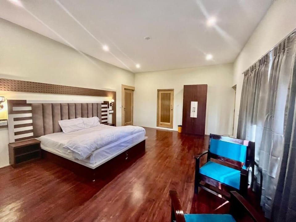 1 bedroom, desk, blackout drapes, soundproofing