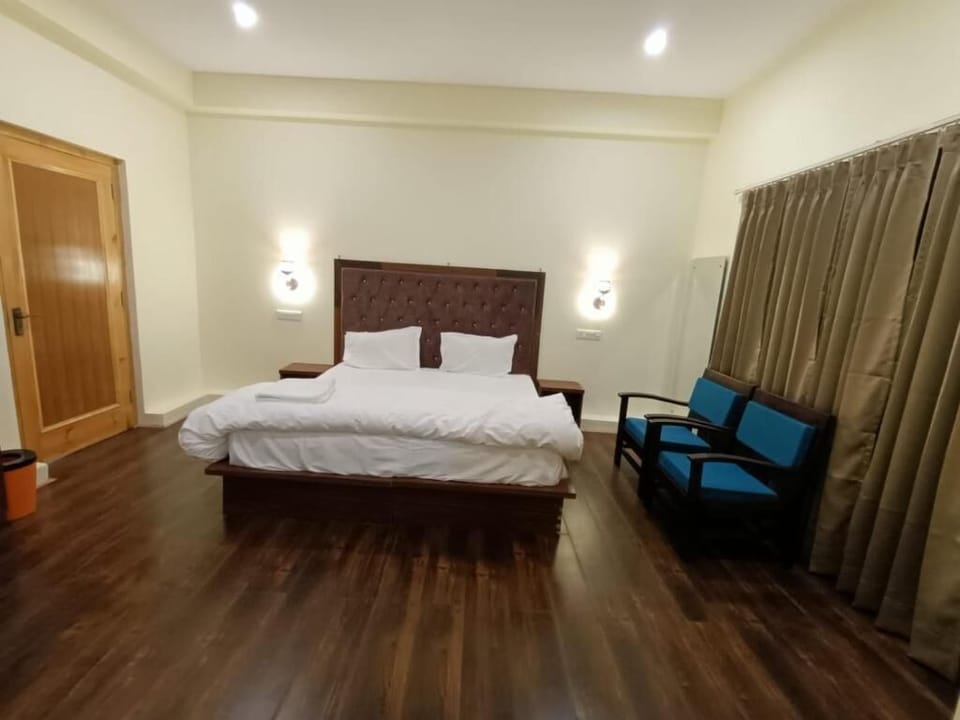Deluxe Room | 1 bedroom, desk, blackout drapes, soundproofing