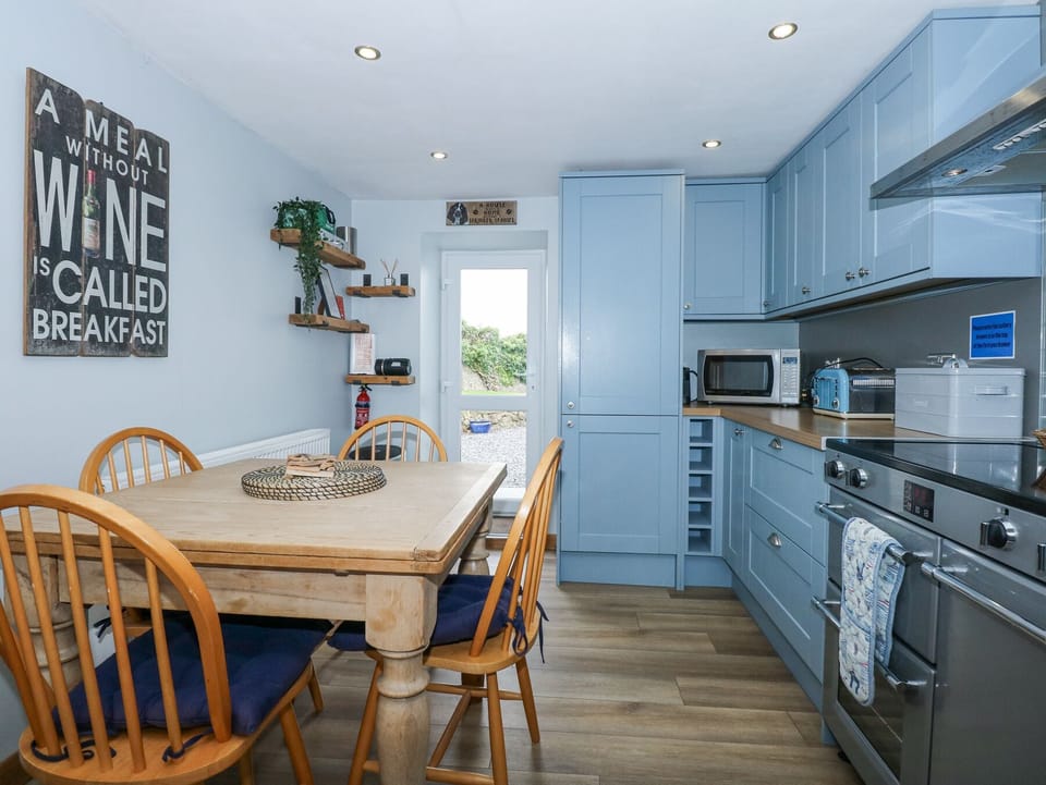 Cottage | Private kitchen | Dishwasher, electric kettle, toaster, cookware/dishes/utensils
