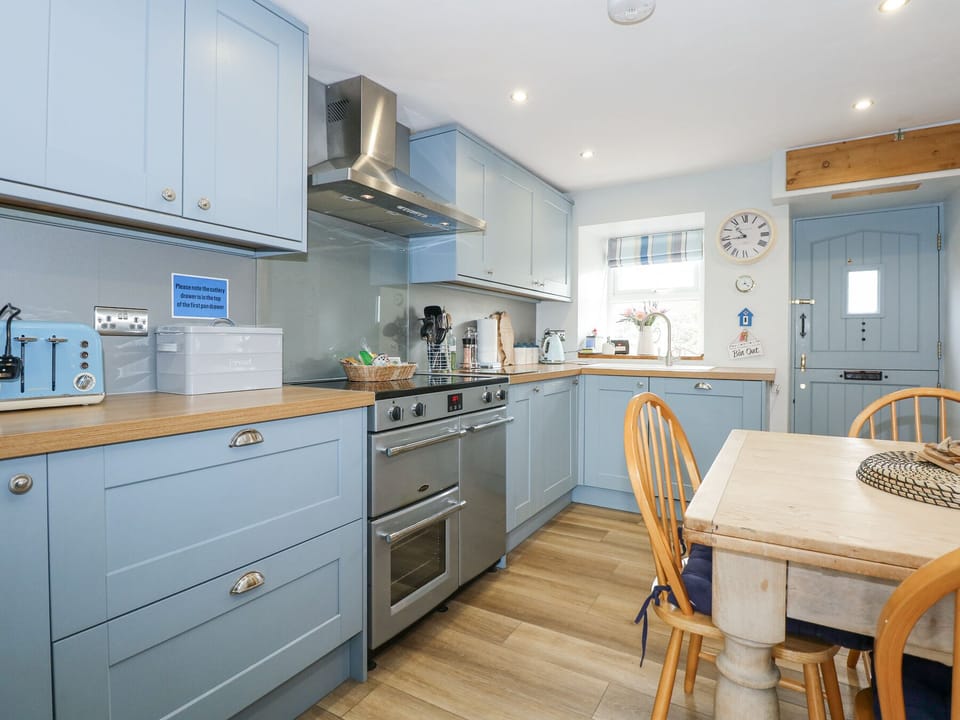 Cottage | Private kitchen | Dishwasher, electric kettle, toaster, cookware/dishes/utensils