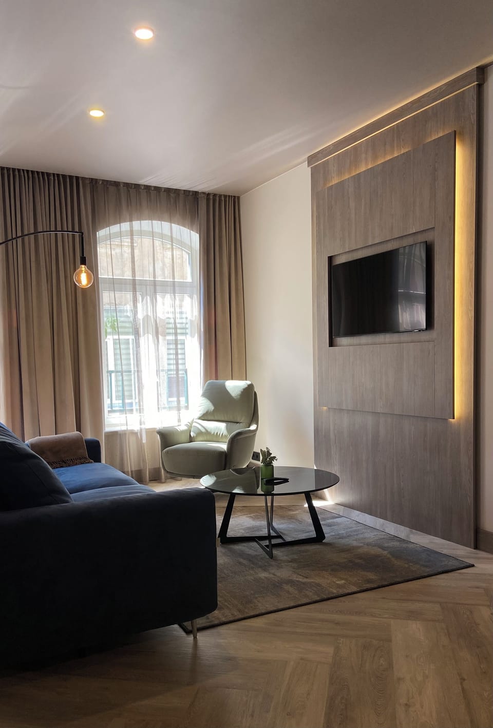 Queen Suite | In-room safe, desk, laptop workspace, blackout drapes