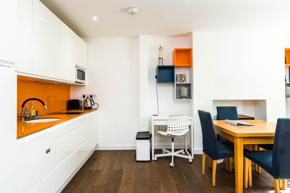 Apartment (2 Bedrooms) | Private kitchen | Electric kettle, dining tables