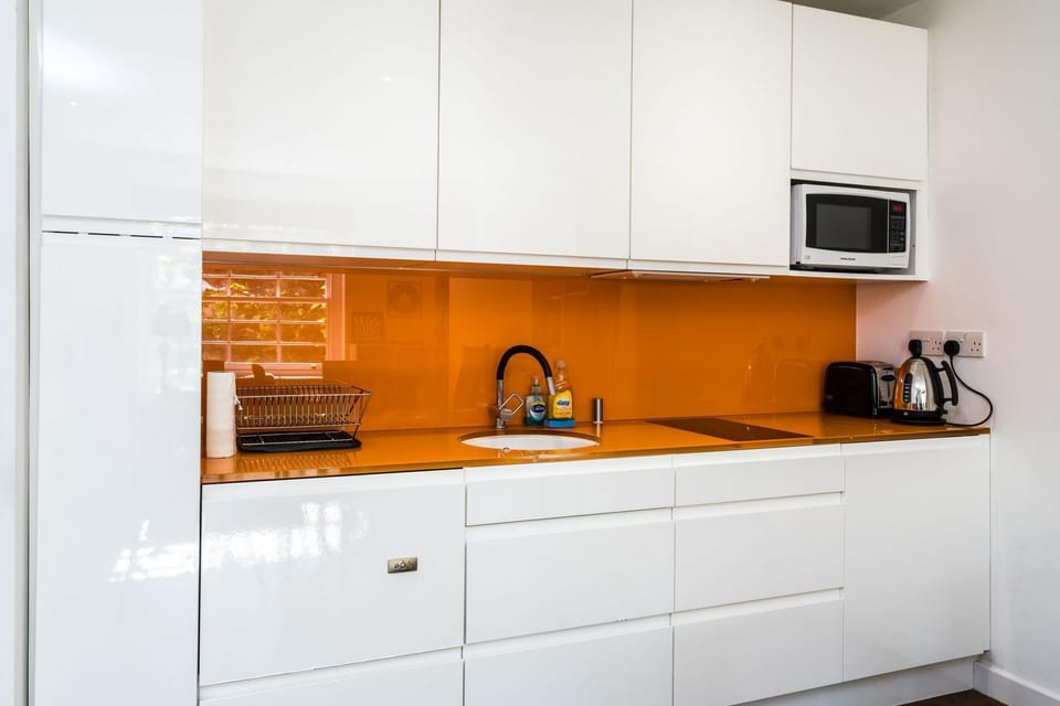 Apartment (2 Bedrooms) | Private kitchen | Electric kettle, dining tables