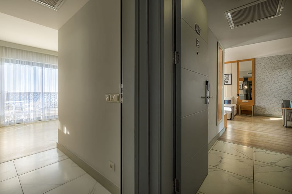 Standard Suite, Connecting Rooms | Free minibar items, soundproofing, free WiFi, bed sheets
