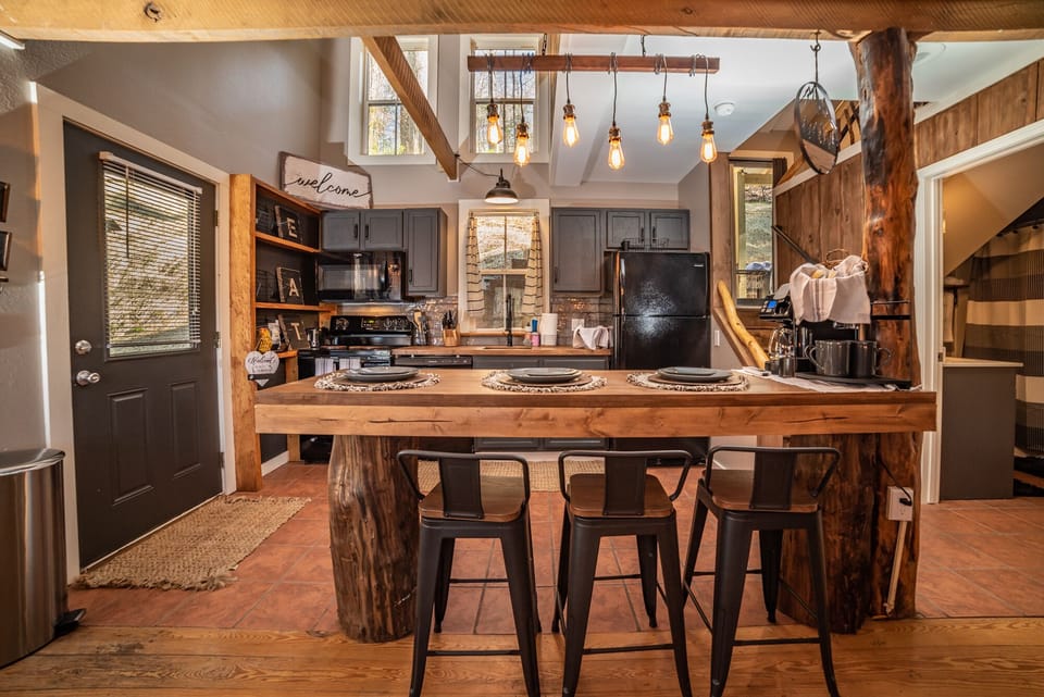 Beautiful Kitchen with Eat in Bar