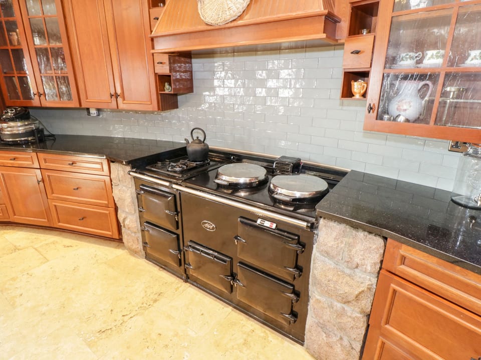 Dishwasher, electric kettle, toaster, cookware/dishes/utensils