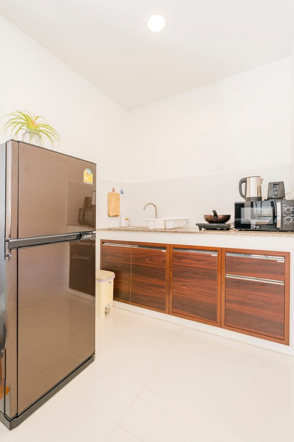 Standard Bungalow | Private kitchen | Full-size fridge, microwave, stovetop, electric kettle