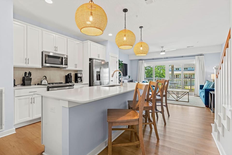 Standard Townhome | Private kitchen | Full-size fridge, microwave, oven, stovetop