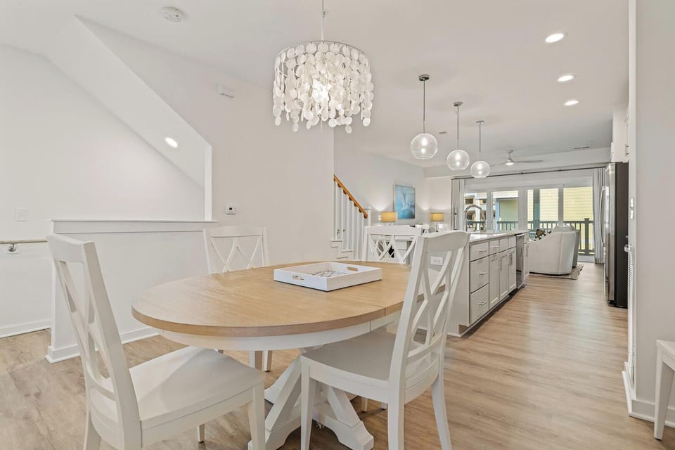 Deluxe Townhome | Dining room