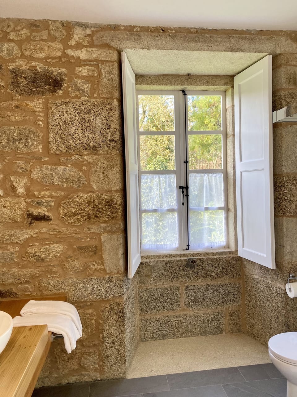 Superior Double Room | Bathroom | Shower, hair dryer, towels, soap