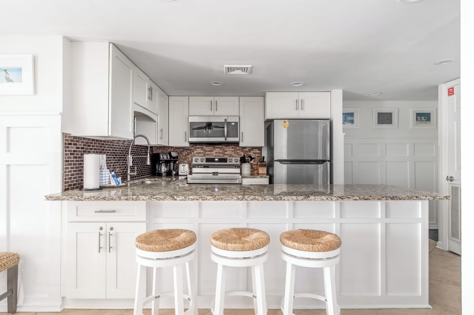 Kitchen / Breakfast Bar