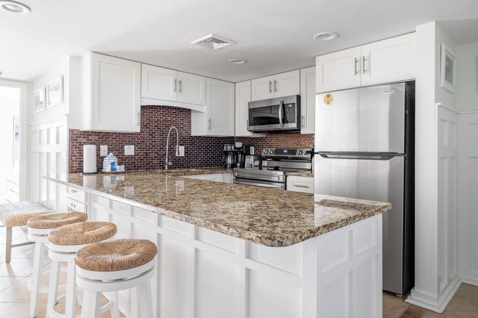 Kitchen / Breakfast Bar
