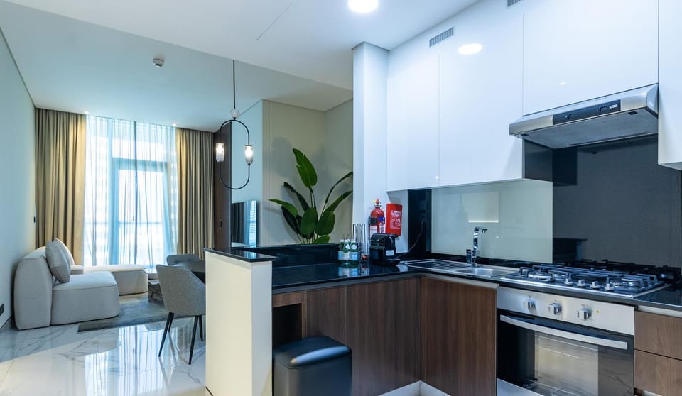 Executive Apartment | Private kitchen | Fridge, microwave, cookware/dishes/utensils, dining tables