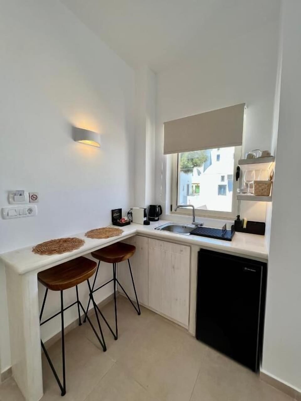 Executive Room | Private kitchenette | Fridge, espresso maker, coffee/tea maker, electric kettle
