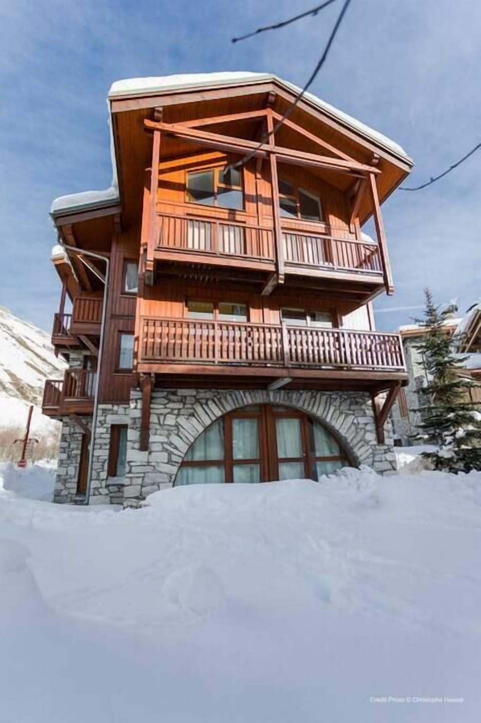 Vue exterieure du chalet et du Balcon de l'appartement au 1er Etage