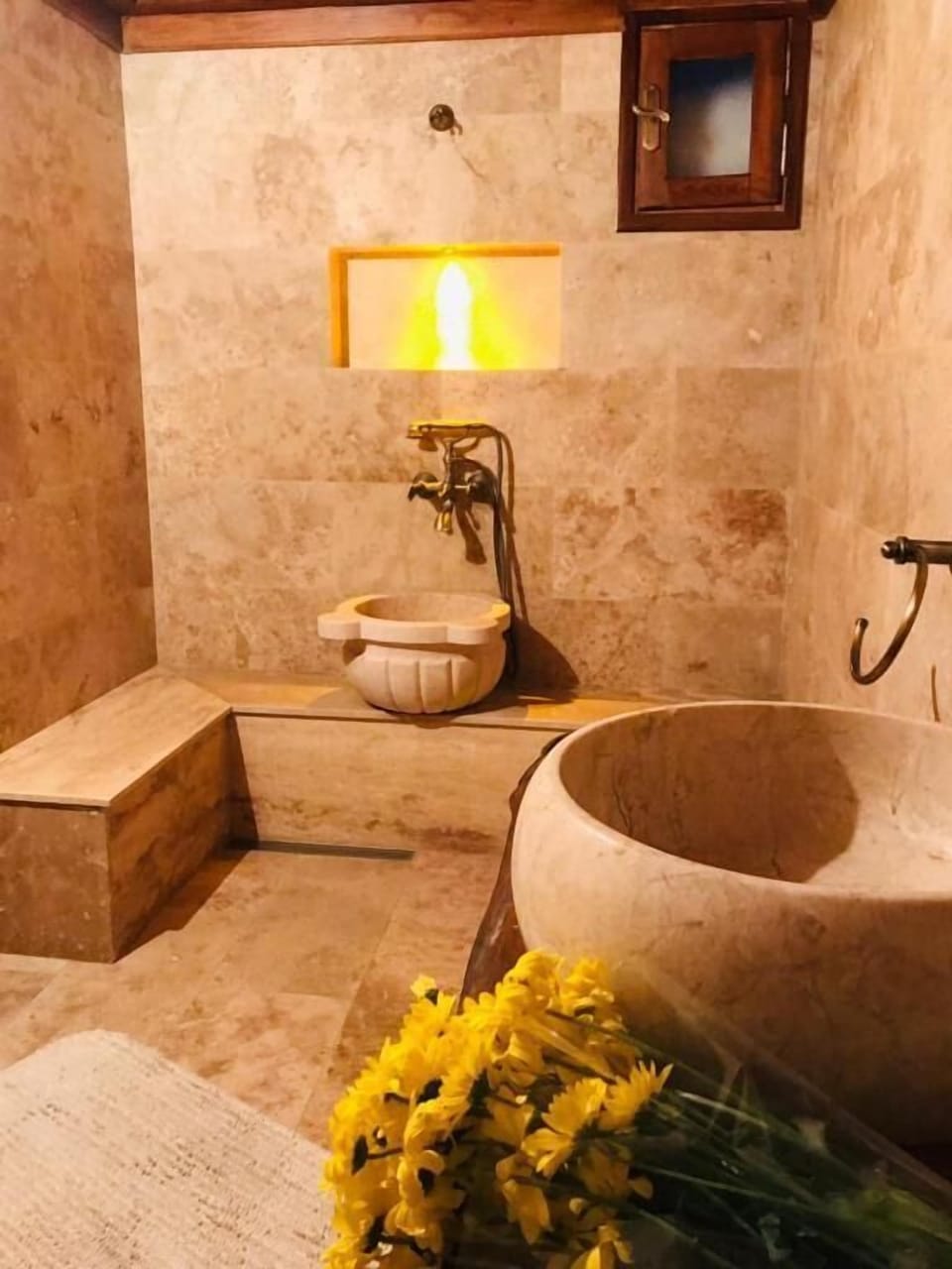 Economy Room, 1 Bedroom | Bathroom | Hair dryer, slippers, shampoo, toilet paper