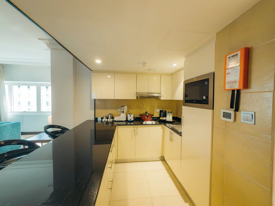 Business Suite | Private kitchen | Coffee/tea maker, electric kettle, eco-friendly cleaning products