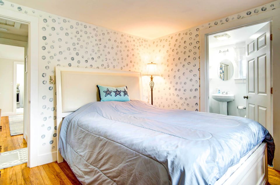 Bedroom 1 | Queen Bed | En-Suite Bathroom