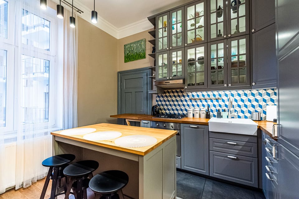 Family Apartment | Private kitchenette | Full-size fridge, microwave, oven, dishwasher