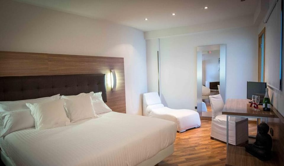 Junior Studio Suite | In-room safe, blackout drapes, free WiFi, bed sheets