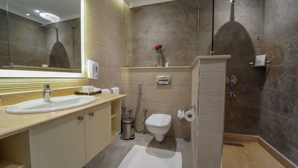 Deluxe Double or Twin Room with Sea View | Bathroom shower