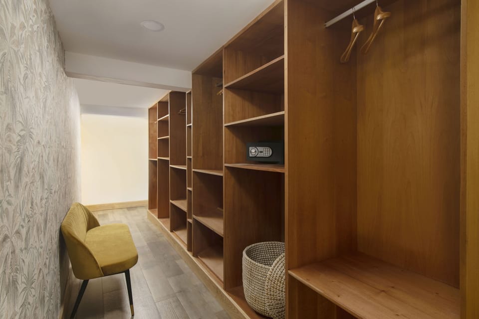 Master Bedroom - Large private closet 