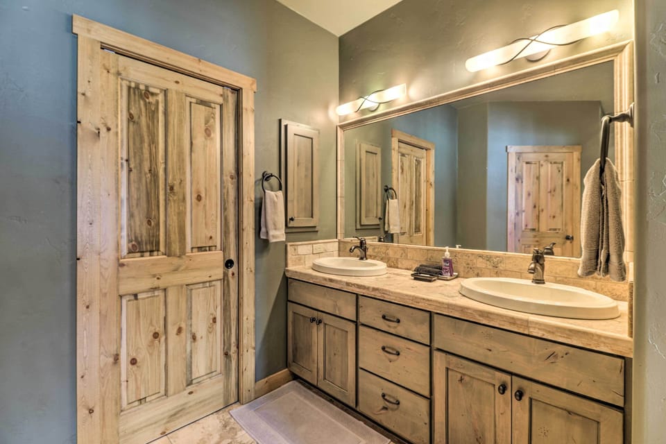 Full Bathroom | 1st Floor | Towels Provided | Steam Shower