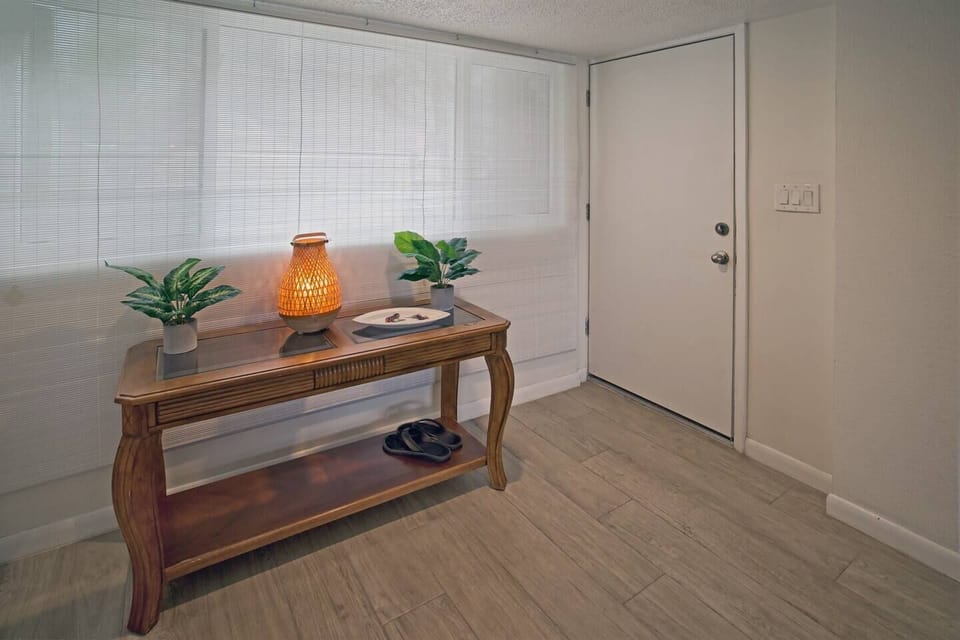 "Beautiful view and very helpful and communicative host. Would definitely recommend this place."