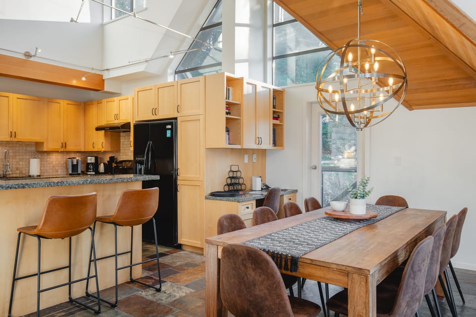 Dining Area & Kitchen