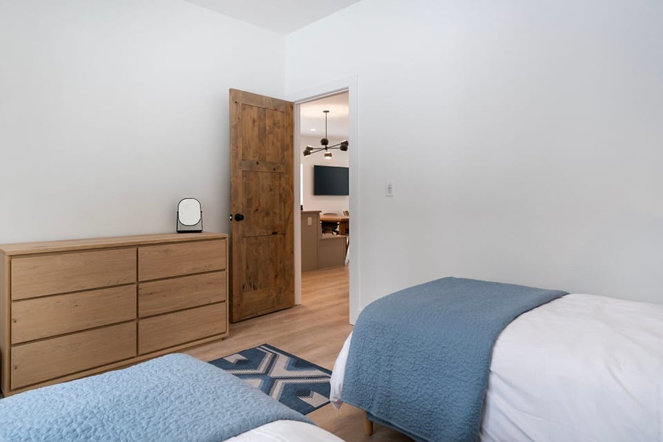 2 Twin Beds