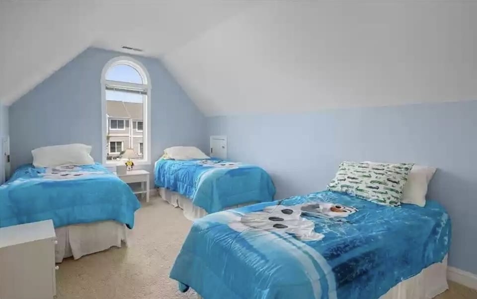 Bedroom # 3 (3- twin Beds)