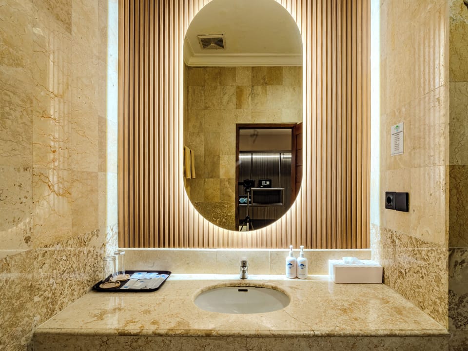 Deluxe Pool View Room | Bathroom | Shower, free toiletries, towels