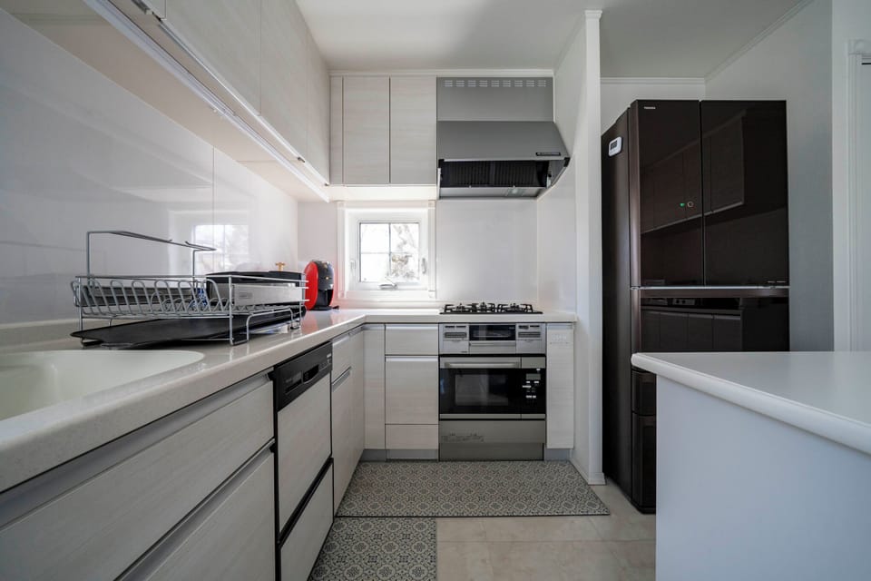 Full-size fridge, microwave, stovetop, dishwasher