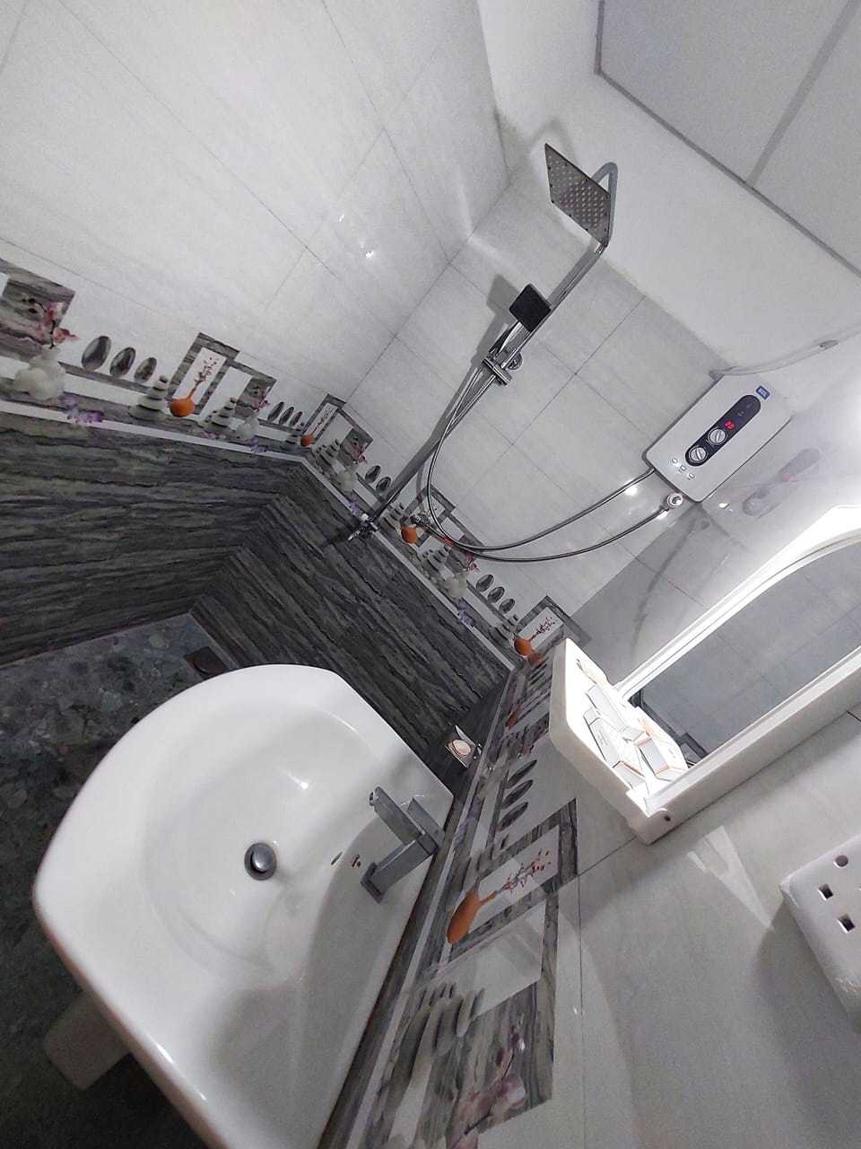 Deluxe Room | Bathroom | Shower, rainfall showerhead, free toiletries, hair dryer