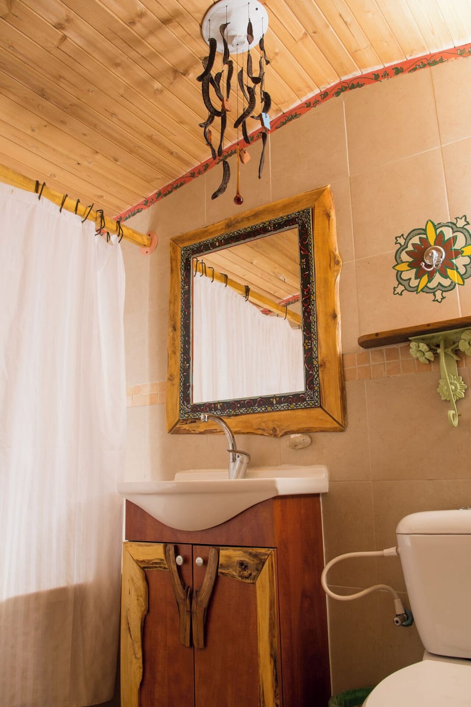 Family Traveler Room | Bathroom | Towels, soap, shampoo, toilet paper