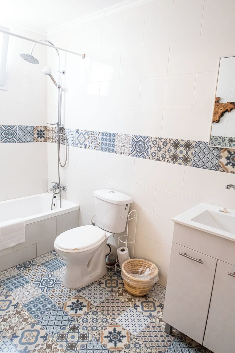 Family Stone Room | Bathroom | Towels, soap, shampoo, toilet paper