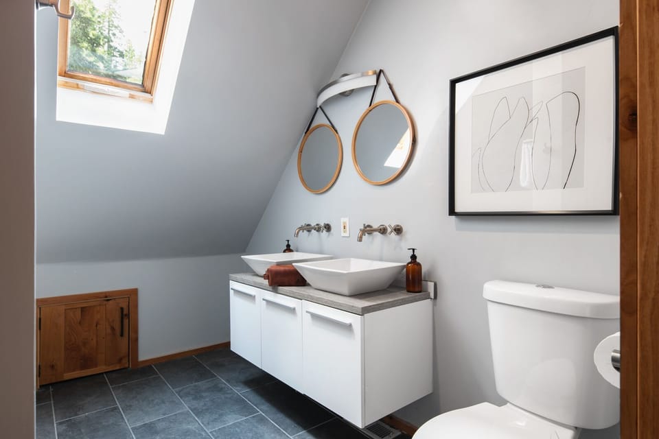 Bedroom 2's ensuite.